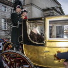 La reina Margarida II de Dinamarca saluda els seus súbdits des de la coneguda carrossa daurada.