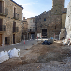 La demolició del vell edifici en ruïnes permetrà obrir una plaça davant de l’església.