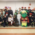 Els Bombers entreguen joguets a l’Arnau ■ Membres de l’Agrupació Cultural i Recreativa Bombers de Lleida van visitar ahir nens i nenes ingressats al servei de Pediatria de l’Arnau de Vilanova per entregar-los regals, que van pujar per la fa� ...