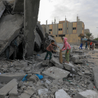Nens palestins entre les ruïnes d’un edifici bombardejat per l’Exèrcit d’Israel a Khan Yunis.