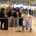 Cua de viatgers a l’aeroport Madrid-Barajas en plena vaga del handling a Iberia.