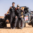Jaume Betriu i Eduard Pons, al costat del seu vehicle, en un moment de descans al Dakar.