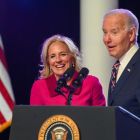 Joe Biden, amb la seua dona, Jill Biden, en l’acte celebrat divendres a Pennsilvània.