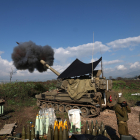 Una unitat d’artilleria israeliana dispara cap a un objectiu al Líban des de la frontera.