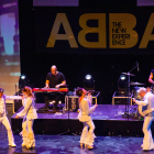 L’actuació d’‘ABBA The New Experience’ va omplir ahir el Teatre de la Llotja de Lleida.