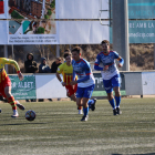 Nil Sauret prova d’avançar en conducció, perseguit per oponents del Vilafranca.