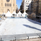 La pista de gel de la plaça Sant Joan ja està mig desmuntada.