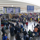 L’aeroport bilbaí, ahir atapeït de passatgers.