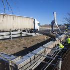 Operaris ahir amb l’estructura metàl·lica al voral de l’autovia.