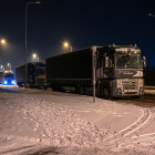 Fila de camions en una carretera nevada a Polònia.