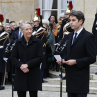 Gabriel Attal pronuncia un discurs com a nou primer ministre al costat de l’antecessora, Élisabeth Borne.