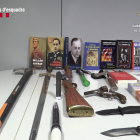 Armes, llibres i una altra documentació intervinguda en l’operatiu de Mossos i Guàrdia Civil.
