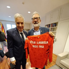 Pereira i Larrosa, que mostra la samarreta que li va regalar el club.