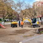 Operaris treballant a la plaça del Clot de les Granotes.