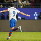 Robert Lewandowski celebra el gol que obria la victòria per al Barcelona.