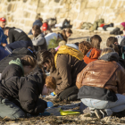 Diversos voluntaris recullen plàstic en una platja de Pontevedra.