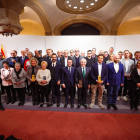 Foto de família dels guardonats i representants polítics, ahir al Palau de la Generalitat.