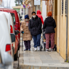 Una dona amb cotxet de nadó passa al costat d’una persona gran i l’acompanyant ahir al Secà.