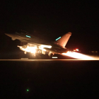 Un caça bombarder britànic s’enlaira des d’una base de la RAF a Xipre rumb al Iemen.