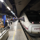 Un Avant procedent de Barcelona a l’estació Lleida-Pirineus.