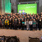 Foto grupal d’autoritats, agents i famílies reconegudes en l’acte del Dia del cos dels Agents Rurals, ahir a Lleida.