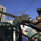 Un soldat houthi patrulla en un vehicle durant una protesta després dels atacs aeris occidentals.