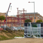 En primer pla, les parets modulars que s’acoblaran a l’estructura del nou edifici, al fons.