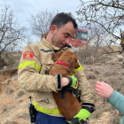 Un bomber amb el gos.