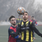 Un jugador del Pardinyes mira de controlar l’esfèric davant la pressió rival.