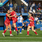 Aithiara i Evelyn s’abracen, celebrant el gol de la primera al minut 54.