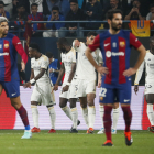 Araujo no va poder parar ahir Vinícius, que va dinamitar el Barça amb tres gols en la primera meitat que van deixar la final vista per a sentència.