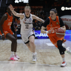 Claudia Contell, en un partit de la present temporada amb el València Basket.