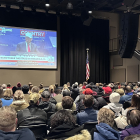 Evangèlics d’Iowa observen una transmissió de Donald Trump.