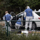 Forenses israelians inspeccionen el cotxe usat en l’atropellament.