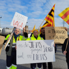 Alguns dels treballadors que ahir es van concentrar davant de l’empresa.