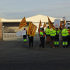 Treballadors de Teifer en vaga, ahir a l’entrada de l’empresa de transport.