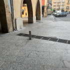 El carrer Avall des de la plaça Mercadal, on va un piló.