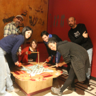 L’equip de Tombs Creatius i el del Museu d’Arqueologia de Catalunya van instal·lar ahir els jocs.