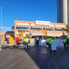 Els treballadors, ahir davant de la seu d’Asotrans.