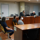 Els dos condemnats, a primera fila, ahir al banc de l’Audiència de Lleida.