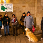 Concentració ahir d’entitats animalistes lleidatanes a la plaça Paeria de Lleida.