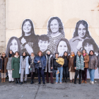 Protagonistes de la iniciativa van posar ahir amb el mural de grans dimensions amb la delegada Montse Bergés i l’alcalde del Palau.