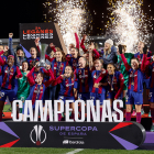 Les jugadores del Barcelona aixequen la Supercopa, primer títol que obtenen aquesta temporada.