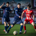 Àngel, de l’Atlètic Lleida, fa una passada davant la mirada d’un rival.