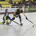 Luchi Agudo, que va firmar un hat-trick, intenta superar una jugadora de l’Igualada durant el partit d’ahir.