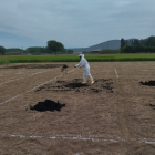 Fertilització d’un camp utilitzant els llots.