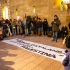 Concentració davant de la Paeria de Lleida contra el genocidi a la Franja de Gaza.