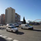 Vehicles circulant per la gran rotonda on conflueixen Ronda i l’avinguda de l’Exèrcit.