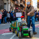 Logan, de 4 anys, un dels “tractoristes” més joves dels Tres Tombs de Lleida.