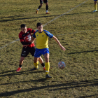 Un jugador del Pobla protegeix la pilota davant la pressió d’un rival.